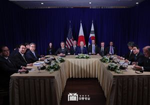 South Korean President holds bilateral, trilateral talks with US, Japan in Cambodia 