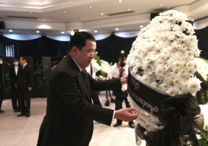 Cambodian PM Pays Last Tribute to Late Former Chinese President