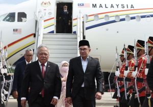 Malaysian PM arrives in Indonesia to begin his first official visit