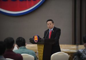 ASEAN Secretary-General and staff members hold town hall meeting