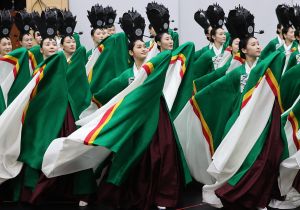 Seoul Dance Troupe rehearses 'dance in unison'