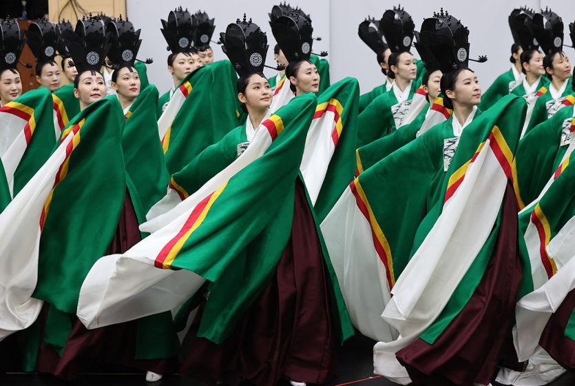 Seoul Dance Troupe rehearses 'dance in unison'