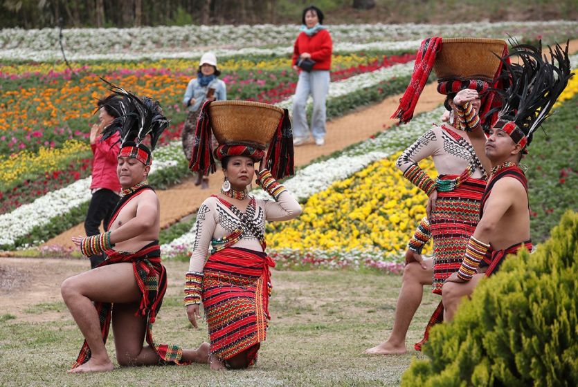 Traveling Philippine troupe performs at Dolmen Festival