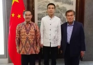 Chinese Ambassador to Brunei  Meets with Current and Former Ambassadors of Brunei to China