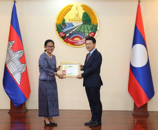 Lao gov’t awards Friendship Medal to Cambodian Ambassador