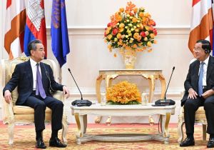 Cambodian Prime Minister Meets with Chinese Foreign Minister 