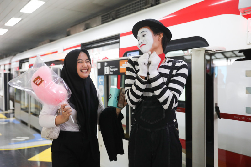 Pantomime Show on Train in Jakarta welcomes Christmas and the New Year 2024