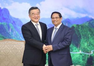 Vietnamese Prime Minister hosts senior Chinese legislator