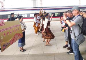 First Chinese tourists from Guizhou arrive in Laos by train