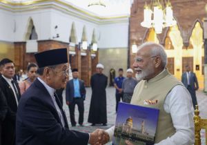 Indian PM visits Omar Ali Saifuddien Mosque in Bandar Seri Begawan, Brunei