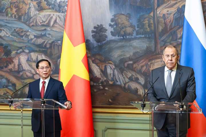 Vietnamese Deputy Prime Minister and Foreign Minister holds talks with Russian Foreign Minister  