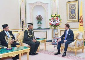 Brunei Sultan Receives in Audience the Chief of Defence Force, Malaysian Armed Forces