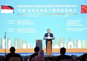 Chinese Premier Attends the Indonesia-China Business Reception 2025 with Indonesian President and Delivers Remarks