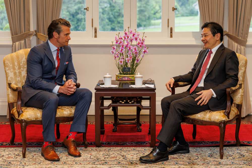 US Secretary of Defense Reaffirms Strong Ties During Call with Singapore Prime Minister 