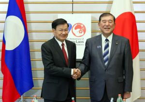 Japanese Prime Minister holds a summit meeting with Lao President  