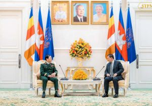 Cambodian PM Receives Visiting Senior Vietnamese Military Officer