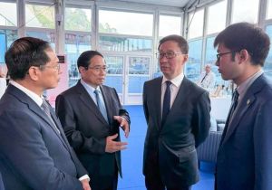 Vietnamese Prime Minister Pham Minh Chinh meets Chinese Vice President Han Zheng in France