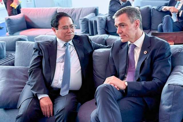 Vietnamese Prime Minister meets Spanish counterpart in Nice