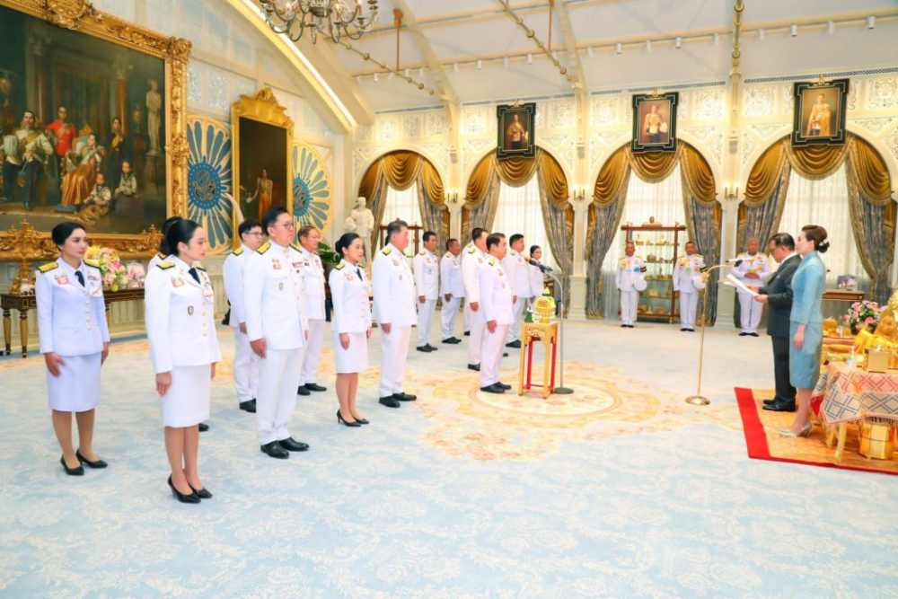 New Thai Cabinet Sworn In Before Thai King and Queen