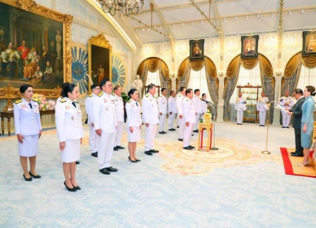 New Thai Cabinet Sworn In Before Thai King and Queen