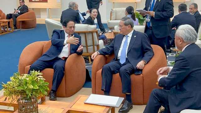 Vietnamese Prime Minister Pham Minh Chinh meets Chinese Premier Li Qiang in Brazil