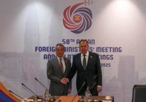 Chinese Foreign Minister Meets with Russian Foreign Minister in Kuala Lumpur