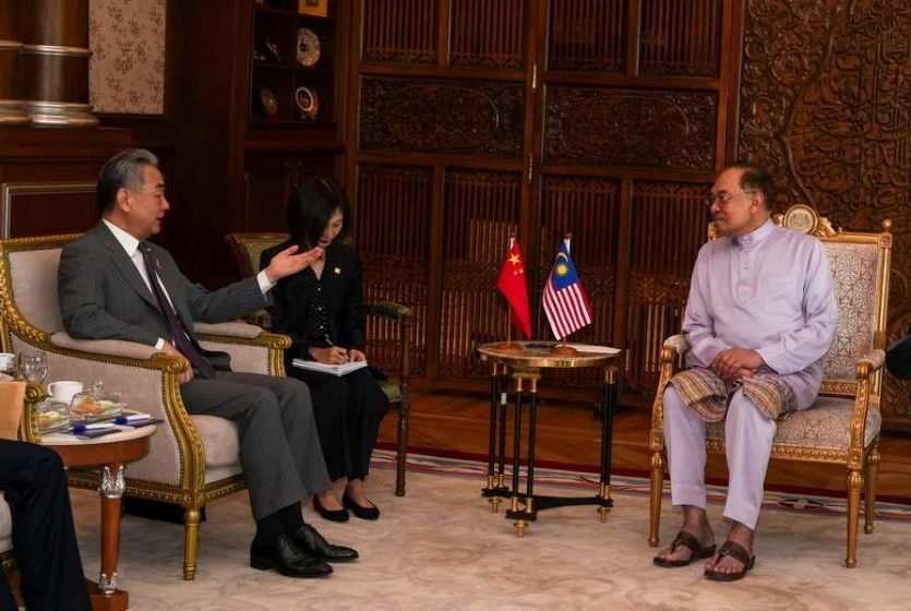 Malaysian Prime Minister Anwar Meets with Chinese Foreign Minister
