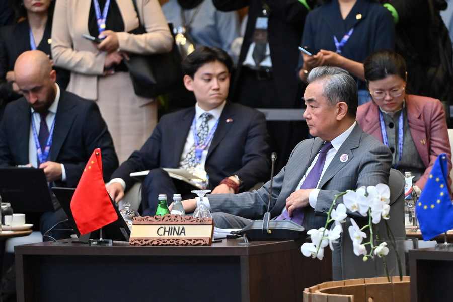 Chinese Foreign Minister Attends the 32nd ASEAN Regional Forum Foreign Ministers' Meeting