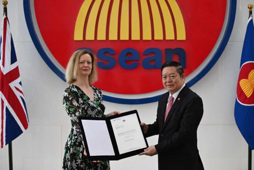 Ambassador of the United Kingdom to ASEAN presents Letter of Credence to the Secretary-General of ASEAN