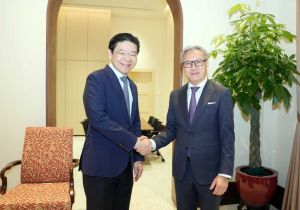 Lao Foreign Minister Pays Courtesy Call on Singaporean Prime Minister