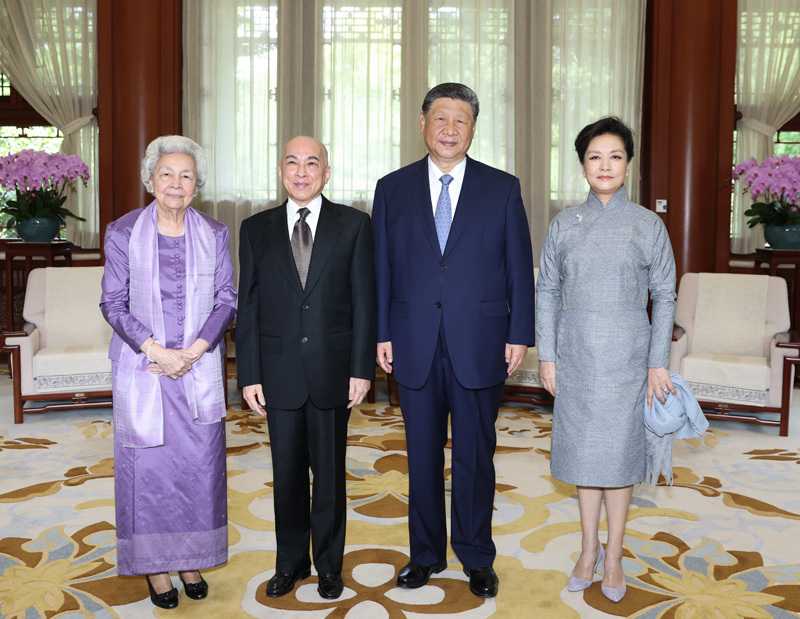 Chinese President Xi Jinping and His Wife Meet with Cambodian King and Queen Mother 