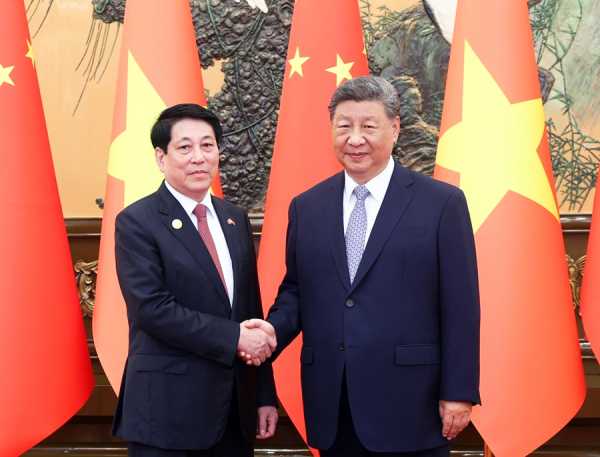 Chinese President Xi Jinping Meets with Vietnamese President Luong Cuong