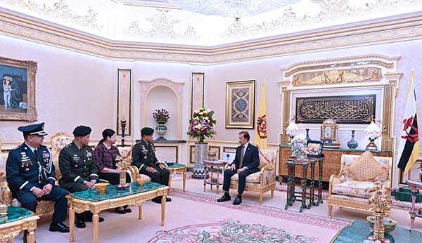 The Sultan of Brunei receives in audience Chief of Staff of the Armed Forces of the Philippines