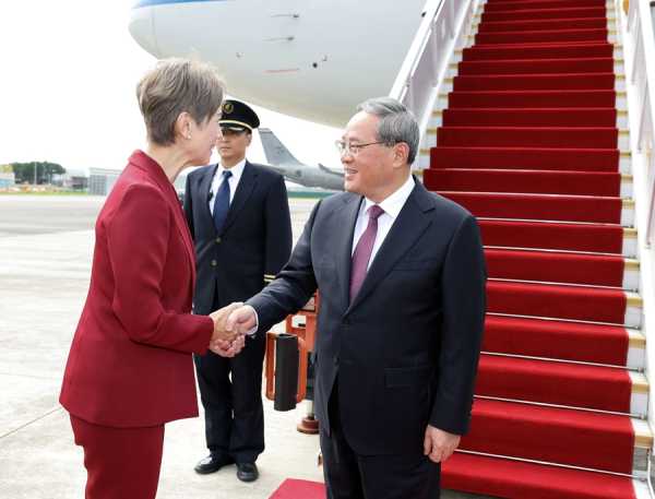 Chinese premier arrives in Singapore for official visit