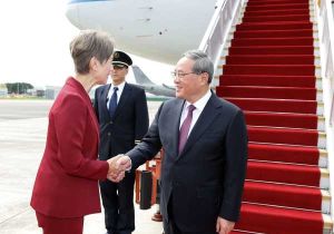Chinese premier arrives in Singapore for official visit