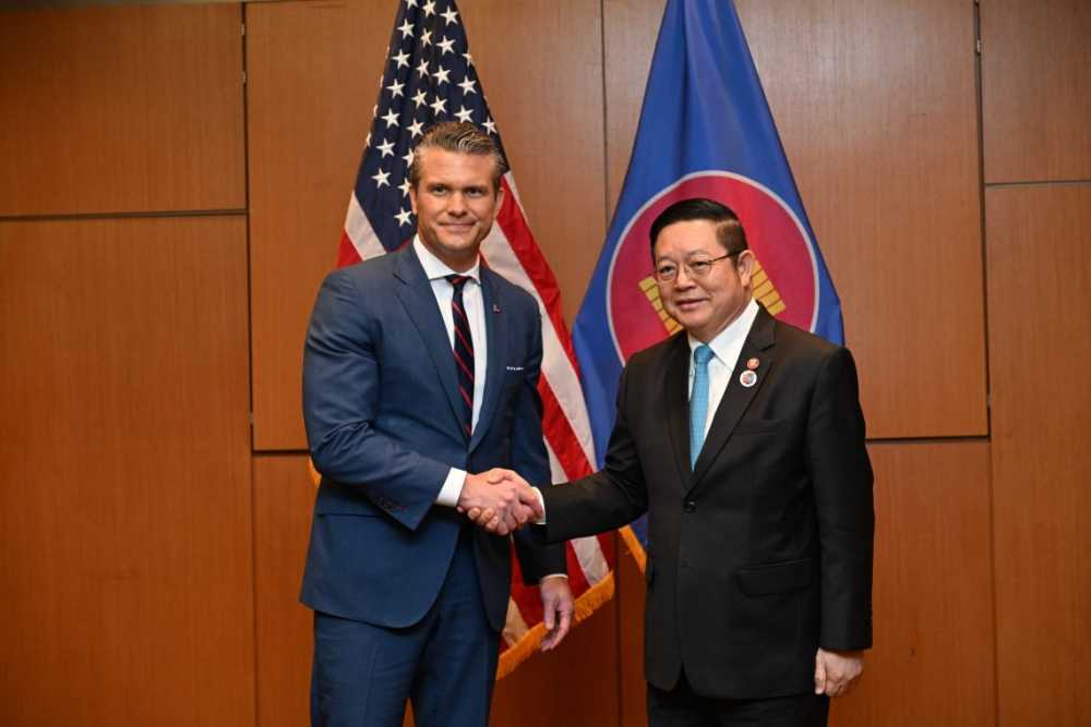 Secretary-General of ASEAN holds a pull-aside meeting with the Secretary of War of the United States