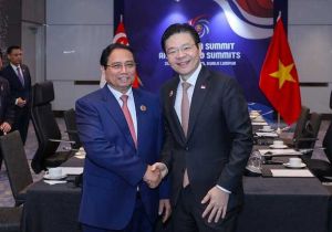 Vietnamese, Singaporean PMs convene second annual meeting in Kuala Lumpur