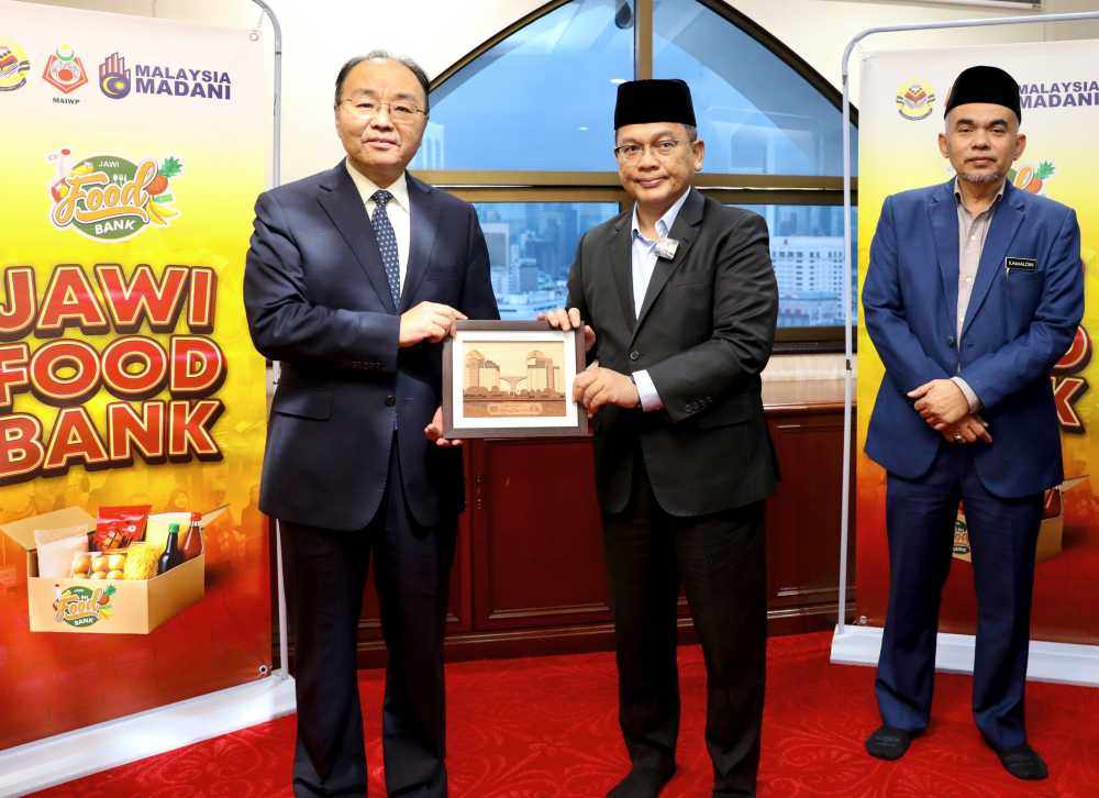 Chinese Ambassador to Malaysia Attends JAWI Food Bank Contribution Ceremony with Malaysia’s Religious Affairs Minister  