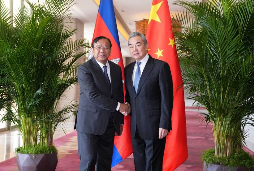Chinese Foreign Minister Meets with Cambodian Deputy Prime Minister and Foreign Minister 