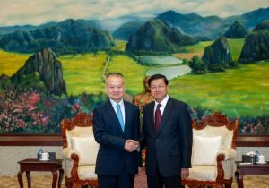 General Secretary of Lao People's Revolutionary Party meets with Special Envoy of General Secretary of CPC