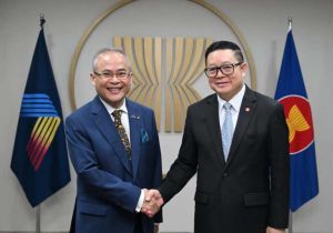 Secretary-General of ASEAN exchanges views with the new AIPA Secretary General