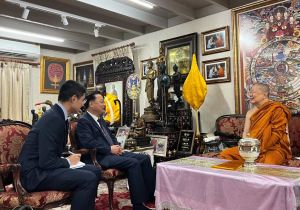 Chinese Ambassador to Thailand pays his respects to Somdej Phra Maha Ratchamongkol Muni