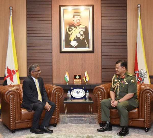 Commander of the Royal Brunei  Armed Forces receives courtesy call from High Commissioner of India to Brunei 