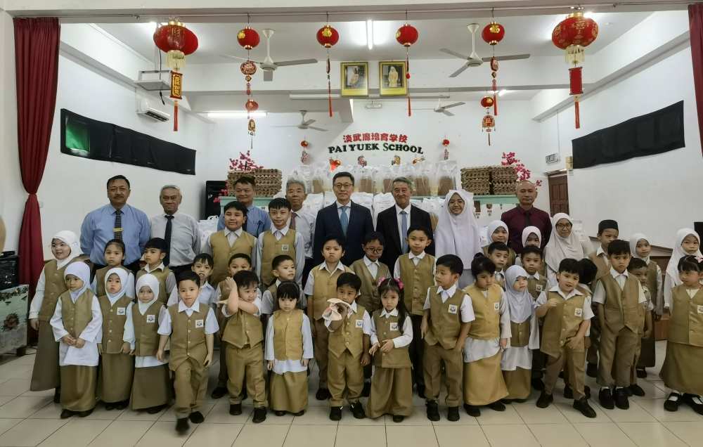 Chinese Ambassador to Brunei visits Pai Yuek School, Temburong and attends the Ramadhan Donation Ceremony