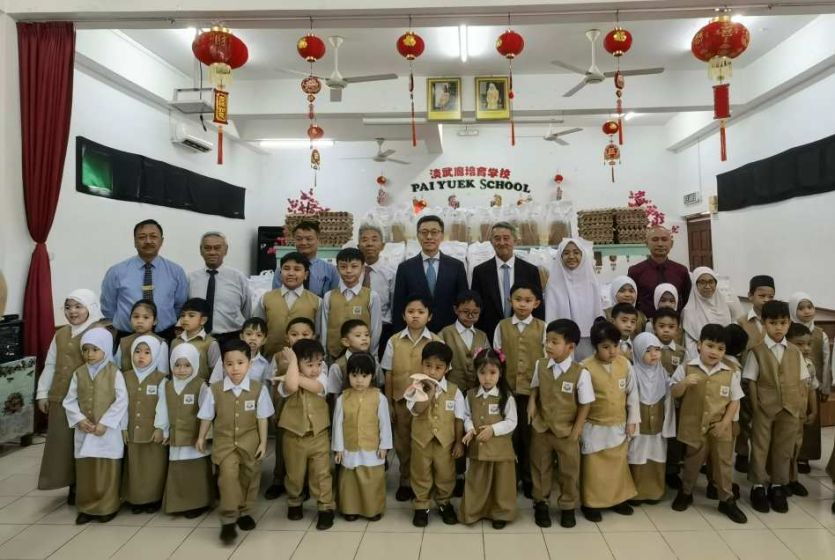 Chinese Ambassador to Brunei visits Pai Yuek School, Temburong and attends the Ramadhan Donation Ceremony