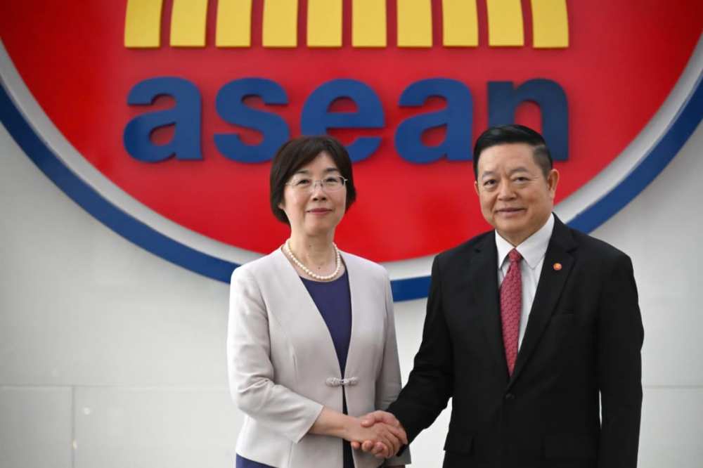 Secretary-General of ASEAN receives the new President and Chair of the Board of Directors of Asian Infrastructure Investment Bank (AIIB)