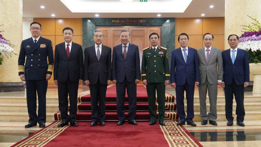 Vietnamese Party Chief Meets with Chinese Foreign Minister, Public Security Minister and Defense Minister