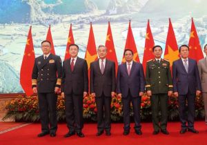 Vietnamese Prime Minister Meets with Chinese Foreign Minister, Public Security Minister and Defense Minister 