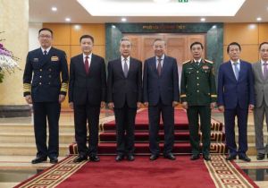 Vietnamese Party Chief Meets with Chinese Foreign Minister, Public Security Minister and Defense Minister