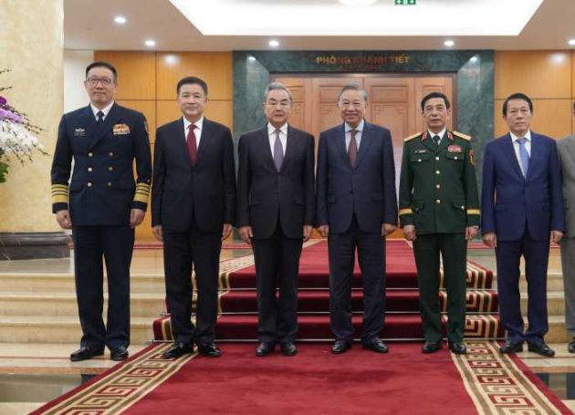 Vietnamese Party Chief Meets with Chinese Foreign Minister, Public Security Minister and Defense Minister
